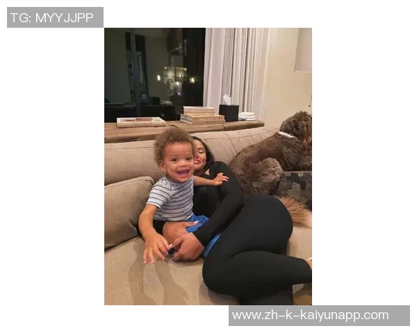 美媒分享库里一家六口温馨聚餐瞬间时光荏苒令人感慨不已